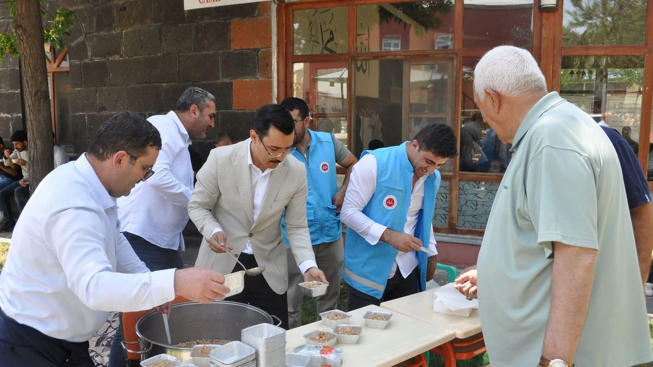 Akyaka’da Muharrem Ayı bereketi: Kaymakam Demirtaş vatandaşlara aşure dağıttı görseli