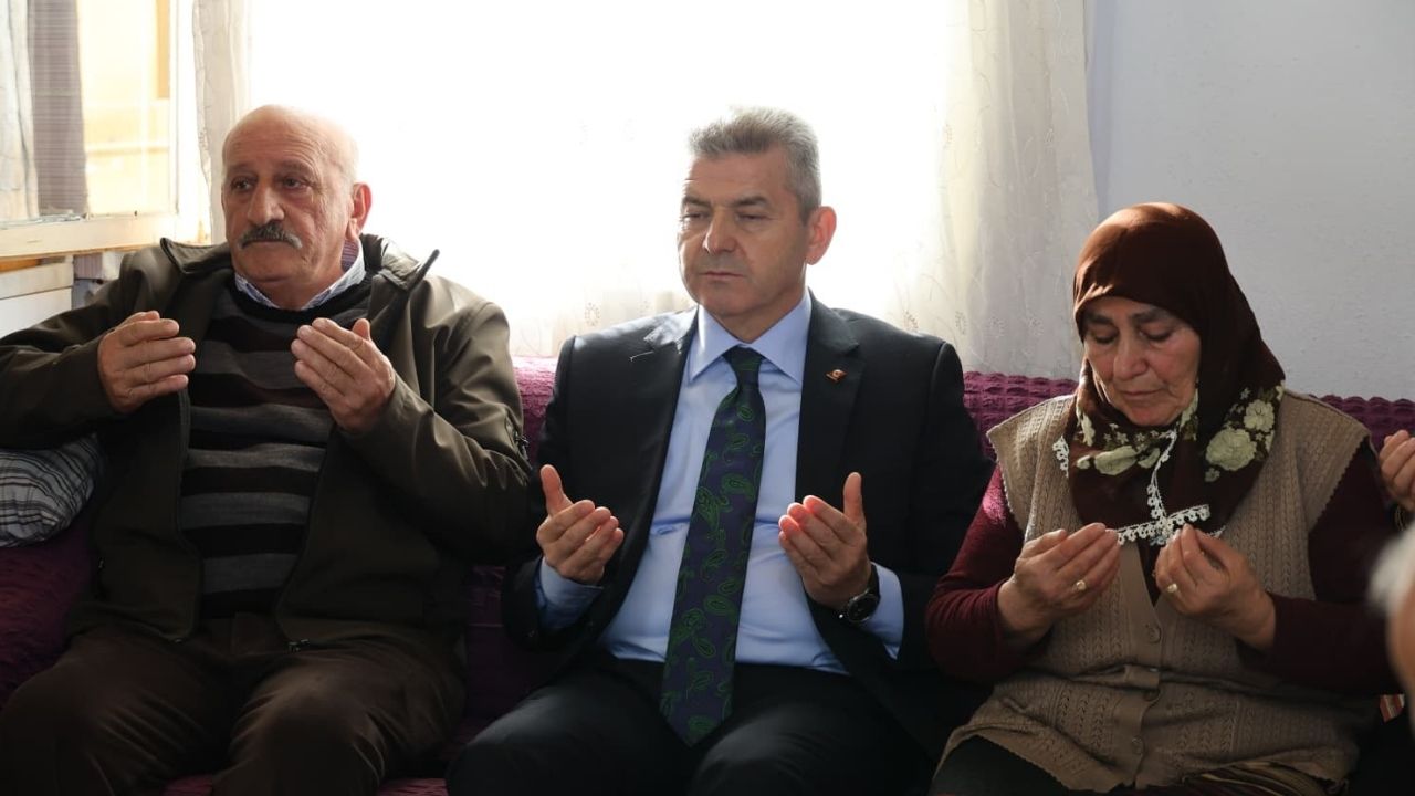Artvin Valisi Ergün, Ardanuç’ta şehit ailesi ziyaretlerinde bulundu görseli