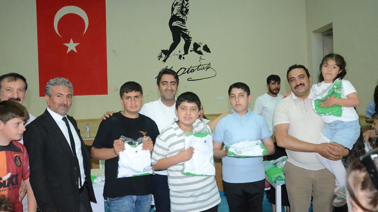 Sarıkamış’ta Yaz Spor Okulu sporcularına forma ve şort desteği yapıldı görseli
