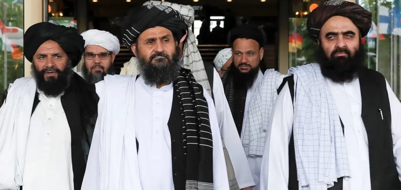 Afganistan'da Eğitim Kararması: Kız Çocukları İçin Okul Kapıları Tamamen Kapandı görseli