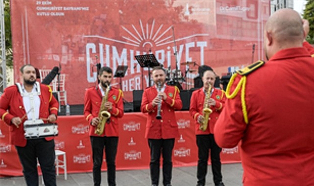 İzmir’de Cumhuriyet coşkusu başladı görseli