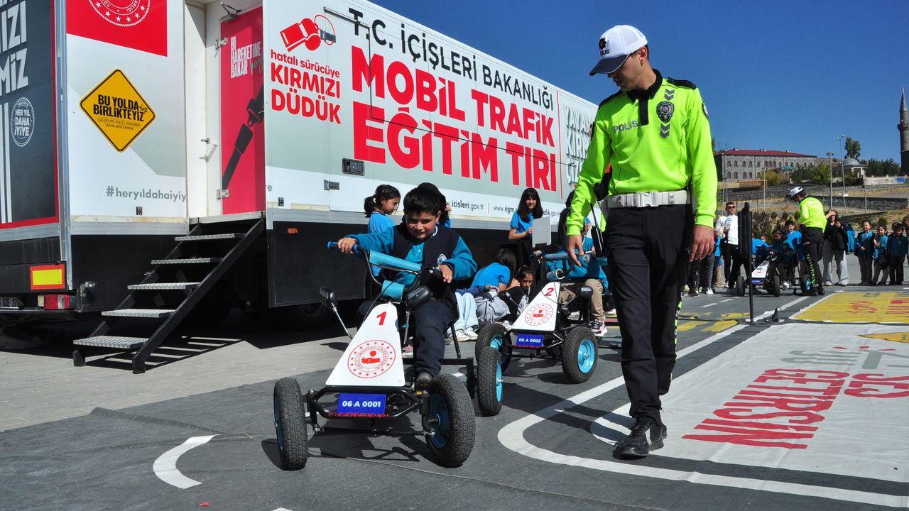Mobil Trafik Eğitim TIR'ı Kars'ta öğrencilerle buluştu görseli