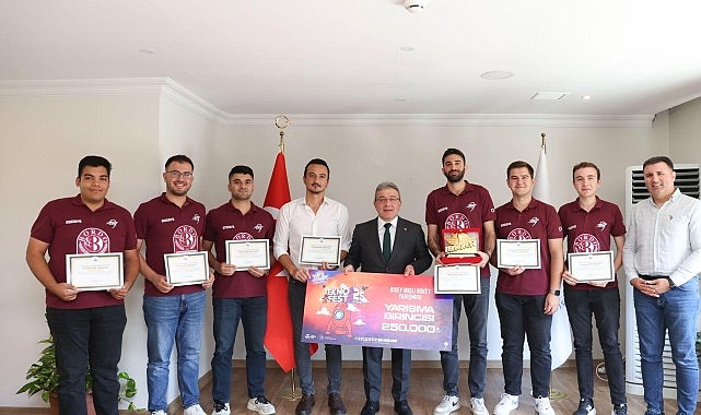 TEKNOFEST kapsamındaki yarışmalarda derece elde eden DEÜ'lü öğrenci ve akademisyenler, tebrik belgelerini DEÜ Rektörü Prof. Dr. Bayram Yılmaz'ın elinden aldı. görseli