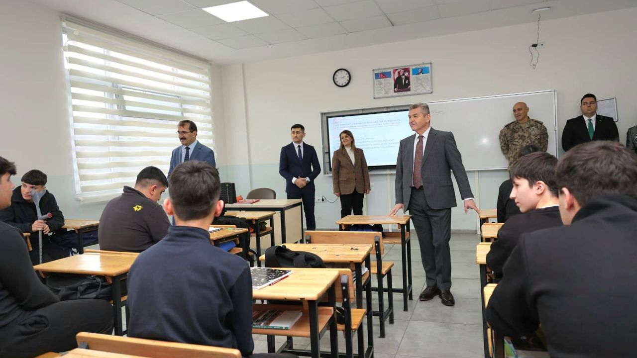 Artvin Valisi Ergün, kent merkezindeki okullarda incelmelerde bulundu görseli
