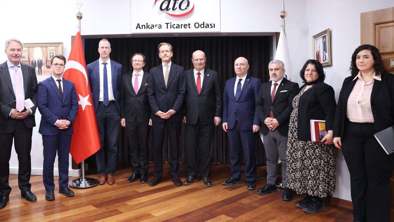 Belçika Büyükelçisi Van De Velde, ATO'da görseli