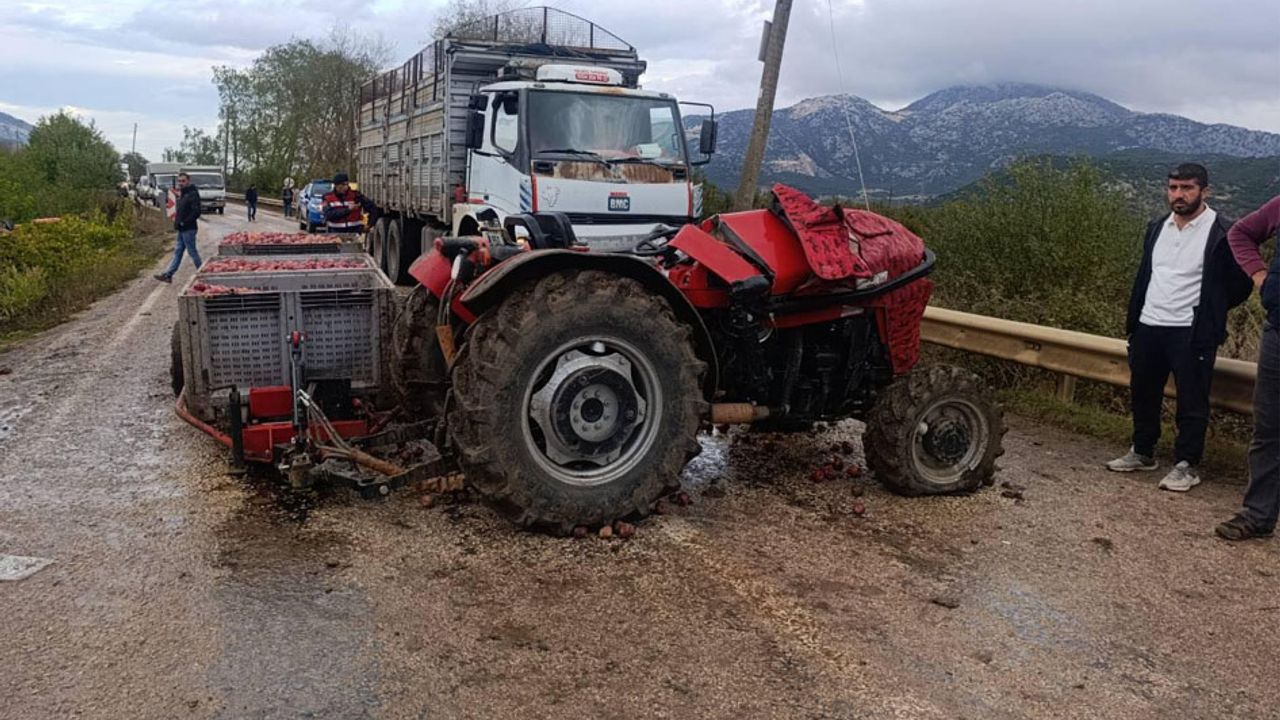 Eğirdir’de kamyon ile elma yüklü traktör çarpıştı: 1 yaralı görseli