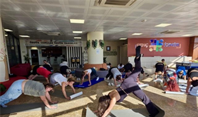 İzmirli gençler için yoga saati görseli