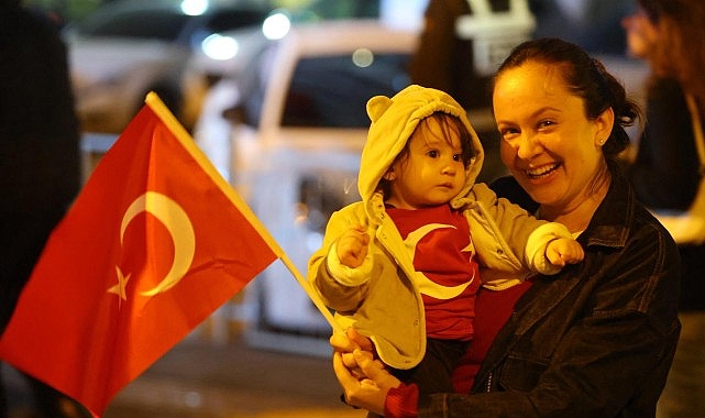 Karabağlar 'da Coşkulu Cumhuriyet Korteji görseli