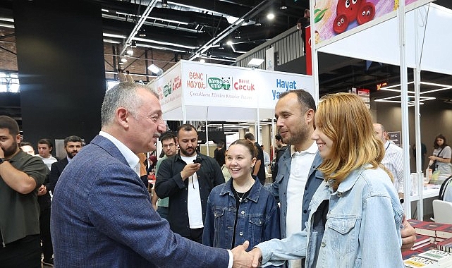 Başkan Büyükakın fuarı gezdi kitap severler ile sohbet etti görseli