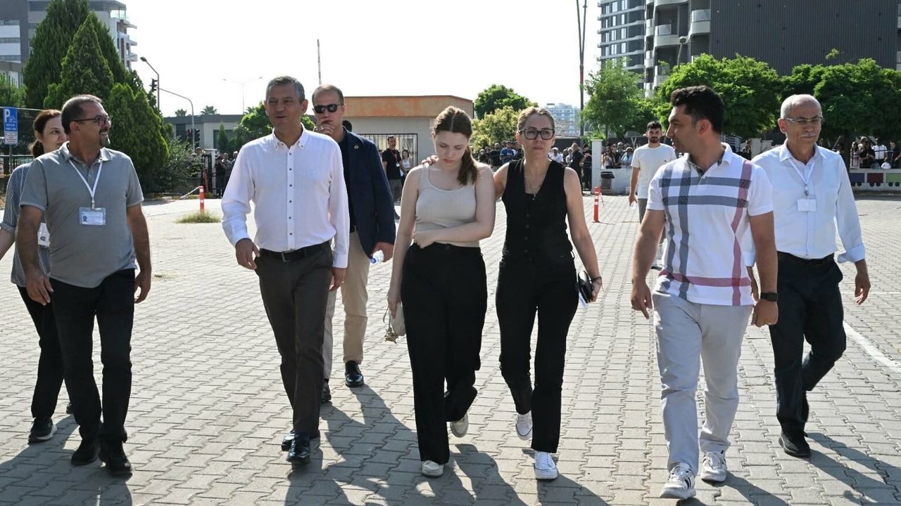 Özgür Özel, Ferdi Zeyrek'in kızını YKS'de yalnız bırakmadı görseli