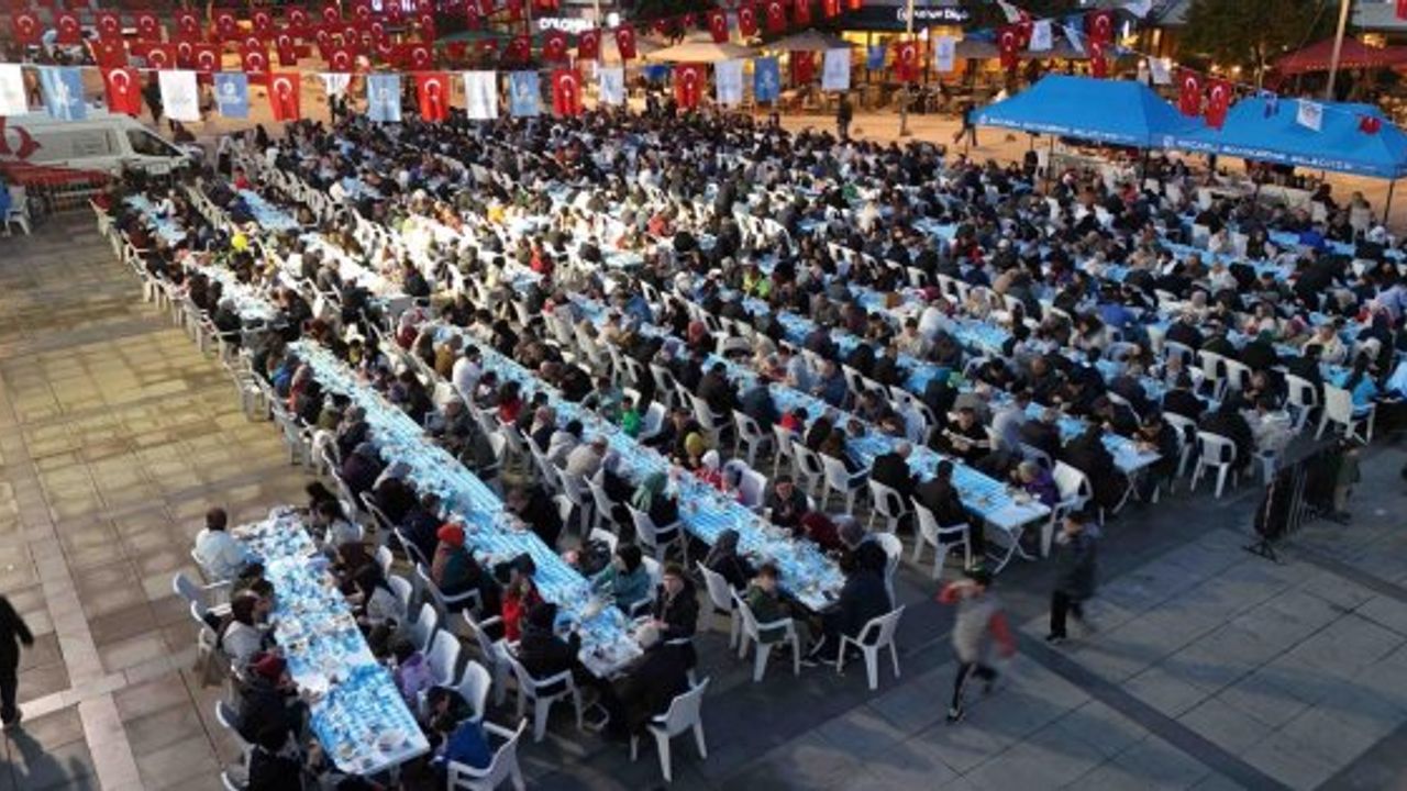 Kocaeli Büyükşehir’in iftar sofrası gönülleri buluşturuyor görseli