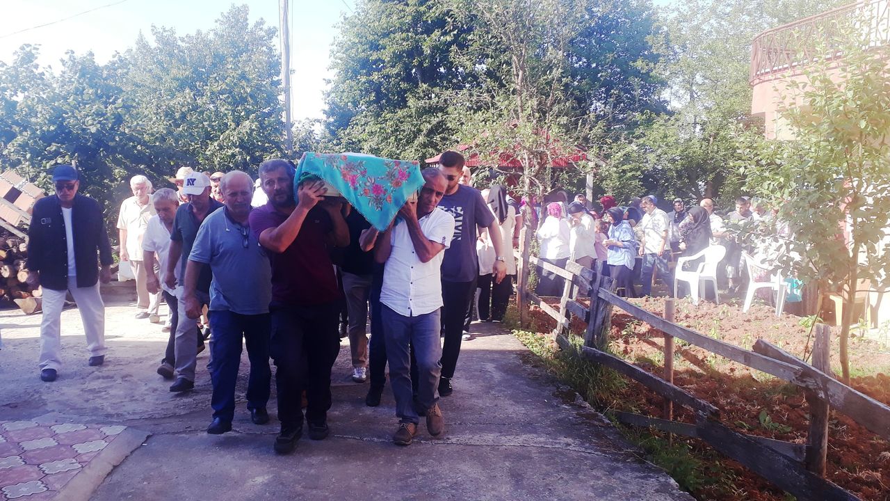 Şehit Uzm. Çvş. Hüseyin Çatalbaş’ın Annesi Elmas Çatalbaş son yolculuğuna uğurlandı görseli