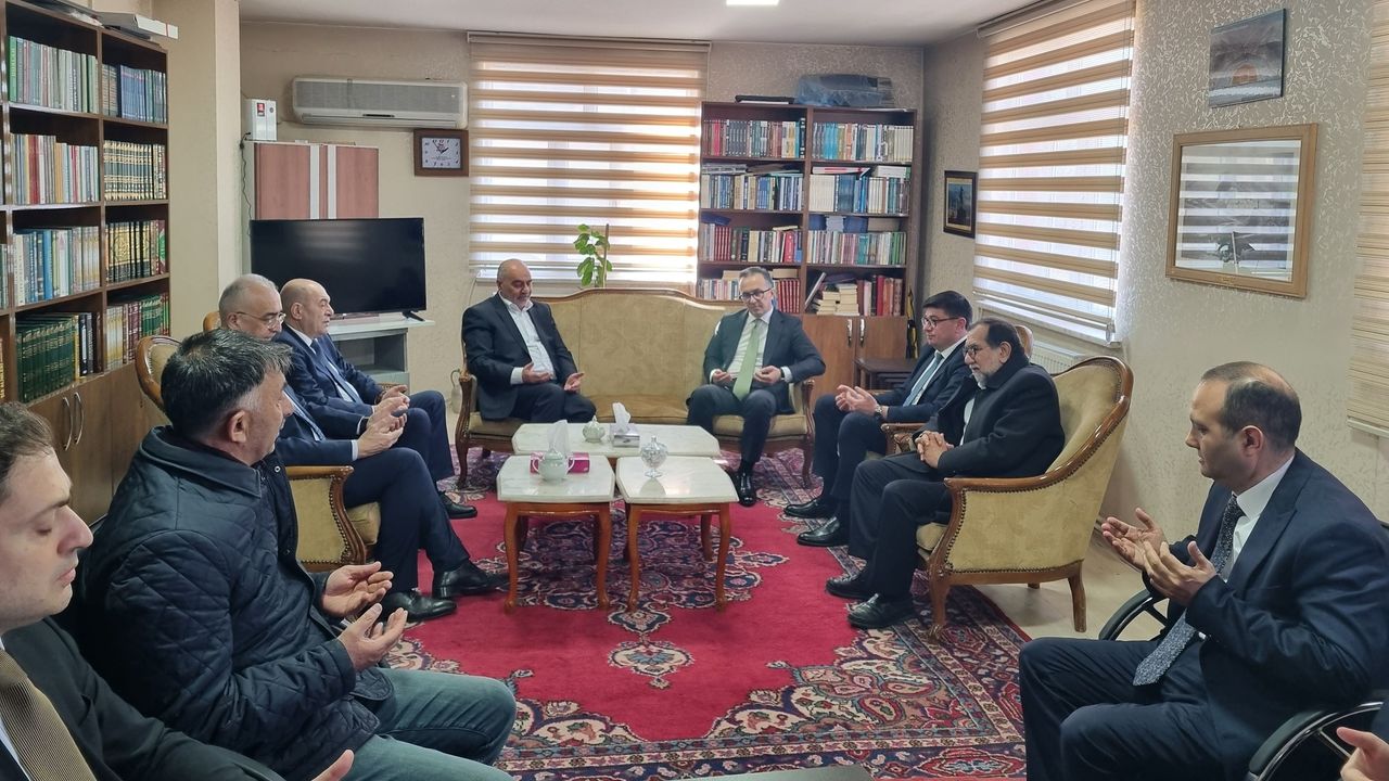 Azerbaycan Devlet Komitesi Başkanı Ramin Memmedov, Kars Ehlibeyt Alimleri Birliği'ni ziyaret etti görseli