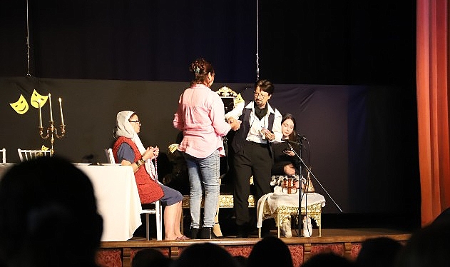 Alayına Makara Tiyatrosu Bayındır’da Gülmekten Kırdı Geçirdi görseli