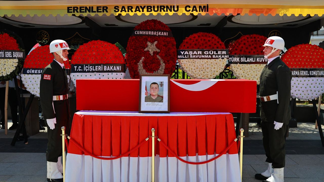 Şehit İkmal Er Semih Erdoğan gözyaşları ile uğurlandı görseli