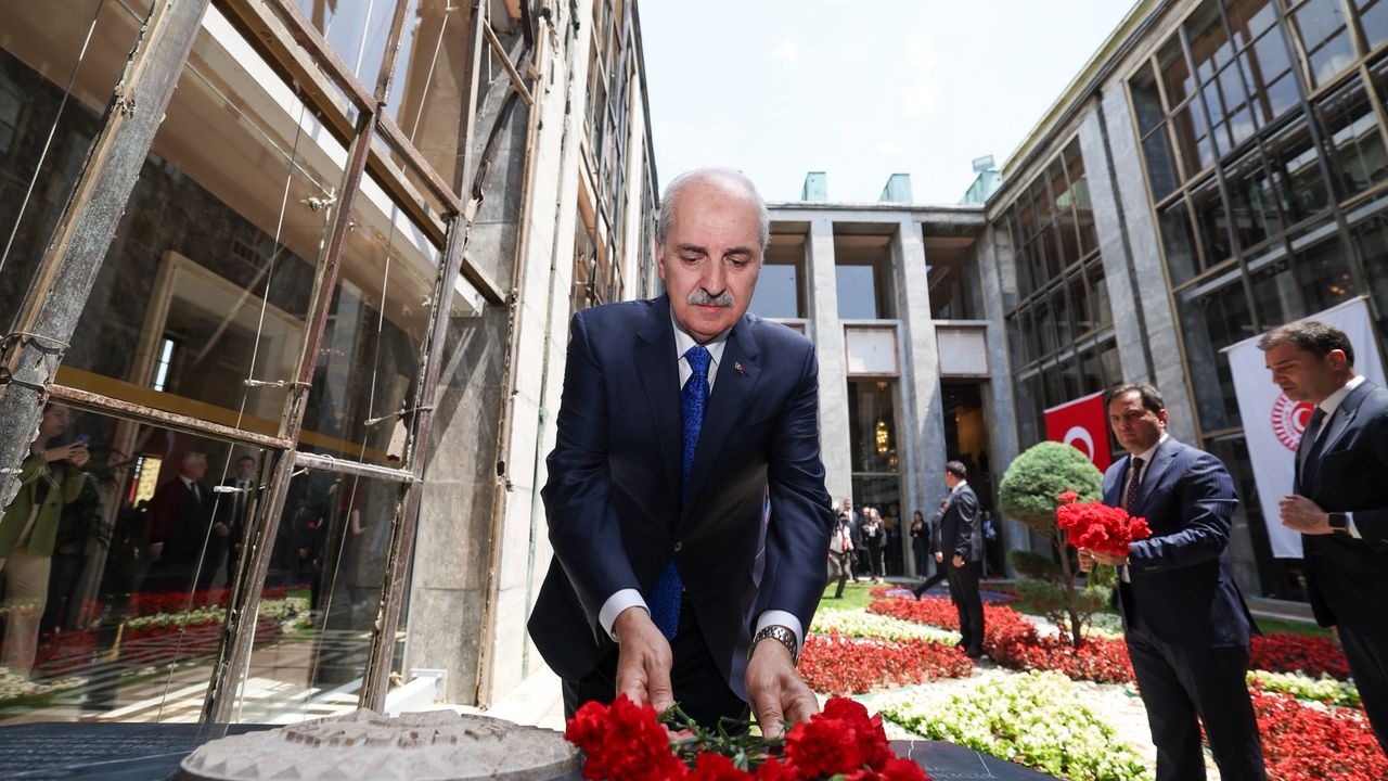Kurtulmuş, Meclis'te bombalanan alanlara karanfil bıraktı görseli