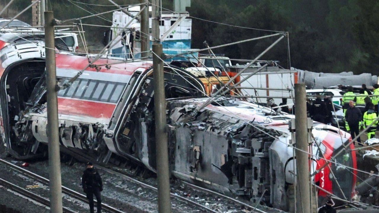 İspanya’da iki hızlı tren çarpıştı: 39 kişi hayatını kaybetti görseli