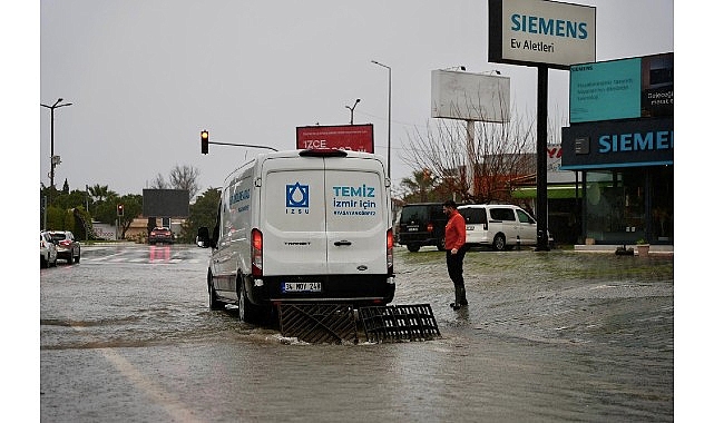 Çeşme Belediyesi Yağmurla Mücadelede Tüm Ekipleriyle Sahada görseli