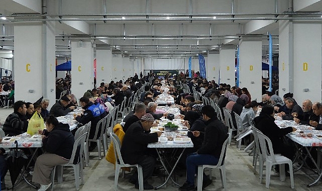 Başkan Çerçioğlu Aydın'ın dört bir yanında vatandaşları iftar sofraları ile buluşturuyor görseli