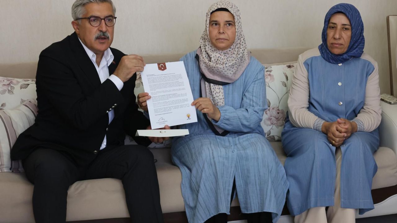 AK Parti Genel Başkan Yardımcısı Yayman, Hatay’da şehit ailesini ziyaret etti görseli