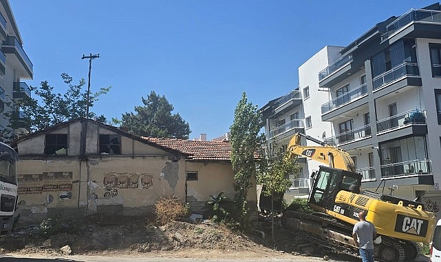 Çankaya’da Tehlikeli Yapıların Yıkımı Sürüyor görseli