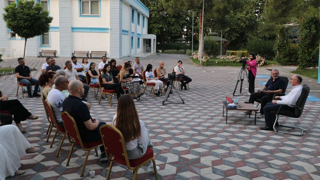 ISUBÜ'de "Bilim Kafe" söyleşi serisinin ilki gerçekleştirildi görseli