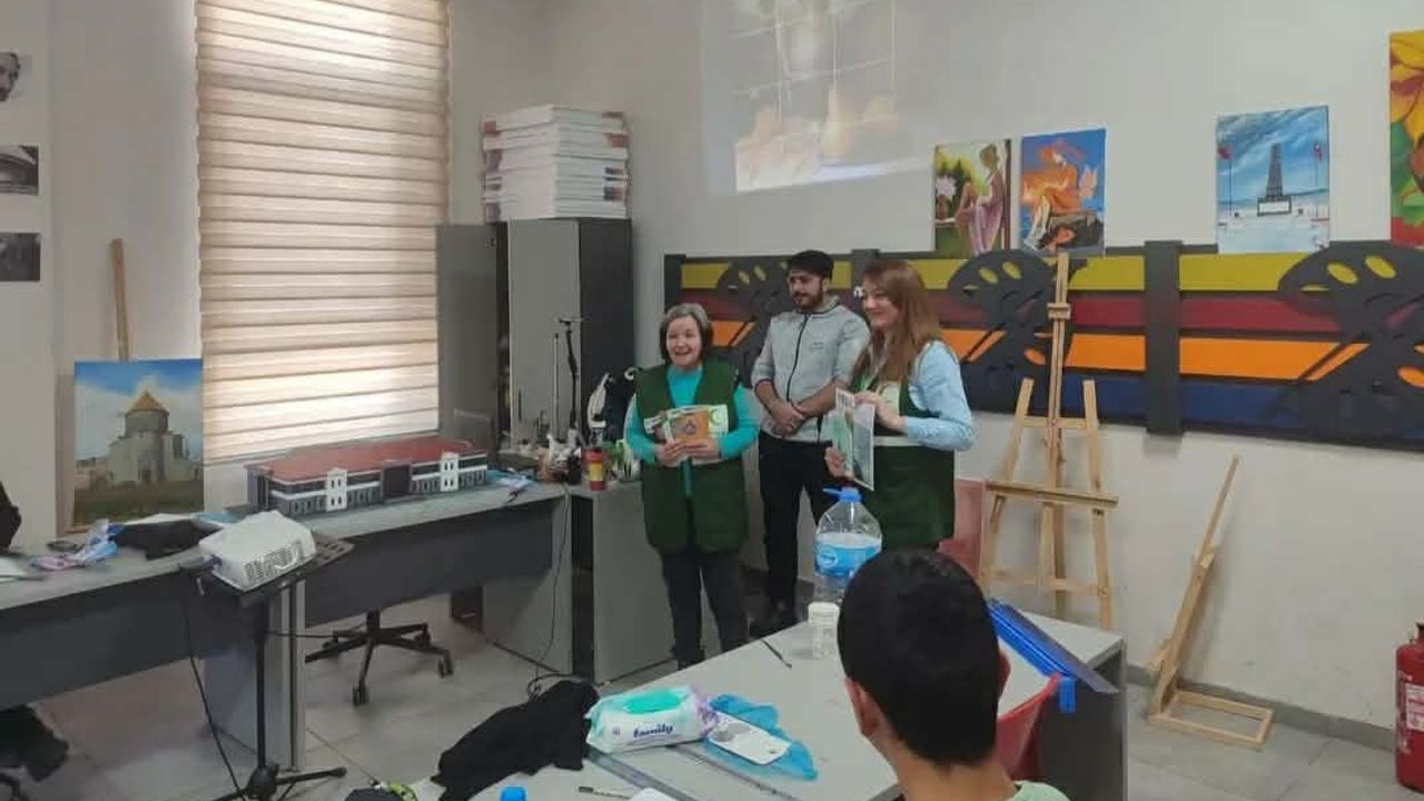 Yeşilay Kars’tan Gençlik Merkezinde bilgilendirme çalışması görseli