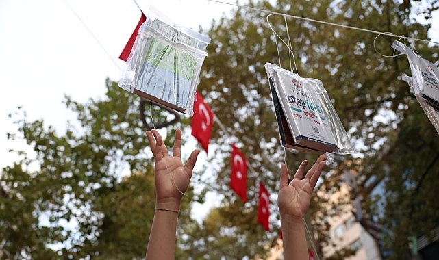 Kocaeli'de gelenek bozulmadı, kitaplar yine ilk ağaçlarda açtı! görseli