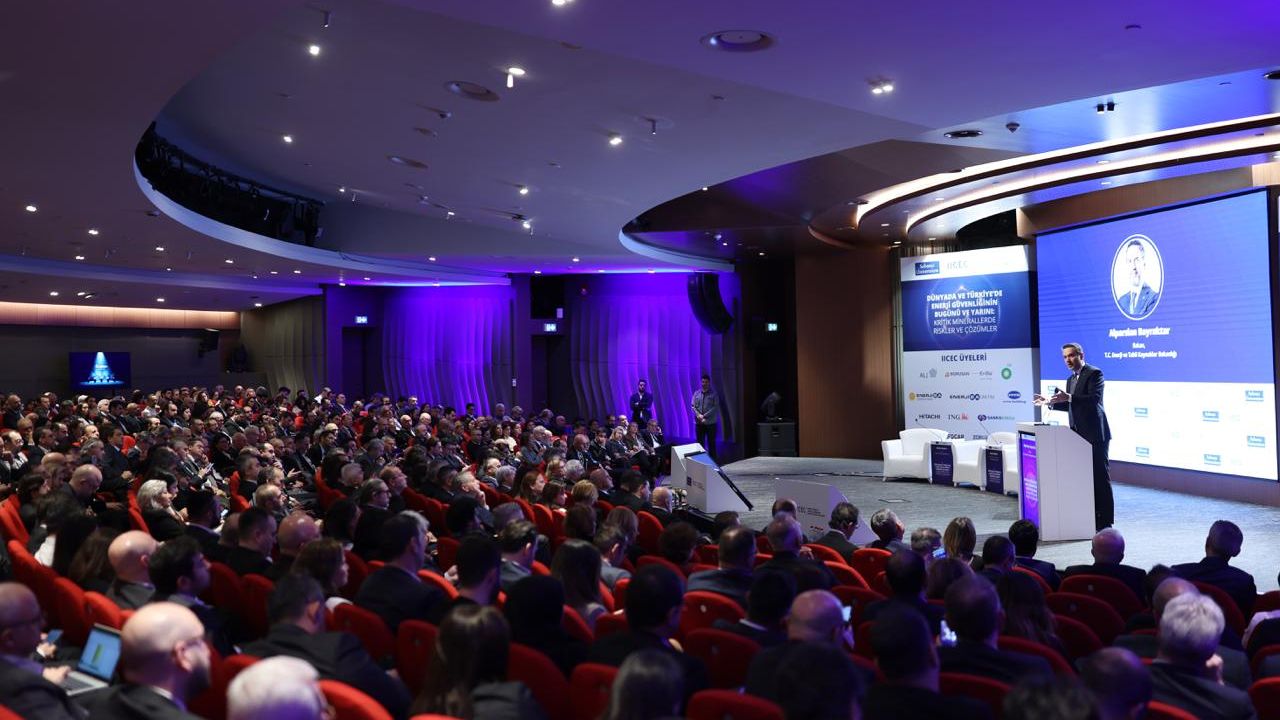Bayraktar: 2026 yenilenebilir enerjide rekor yılı olacak görseli