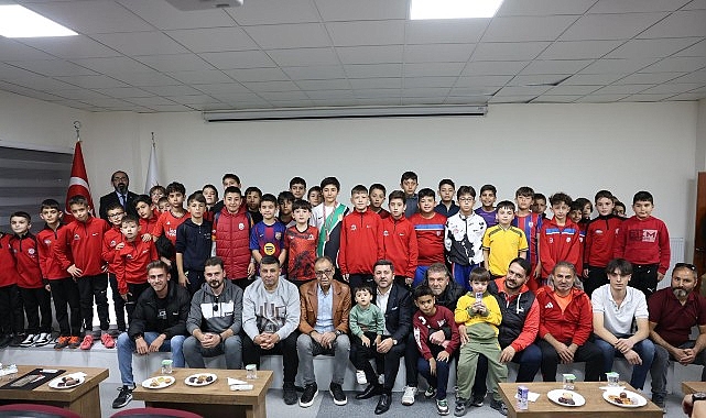Rasim Arı Başkan’dan Minik Futbolculara Krampon Hediyesi görseli