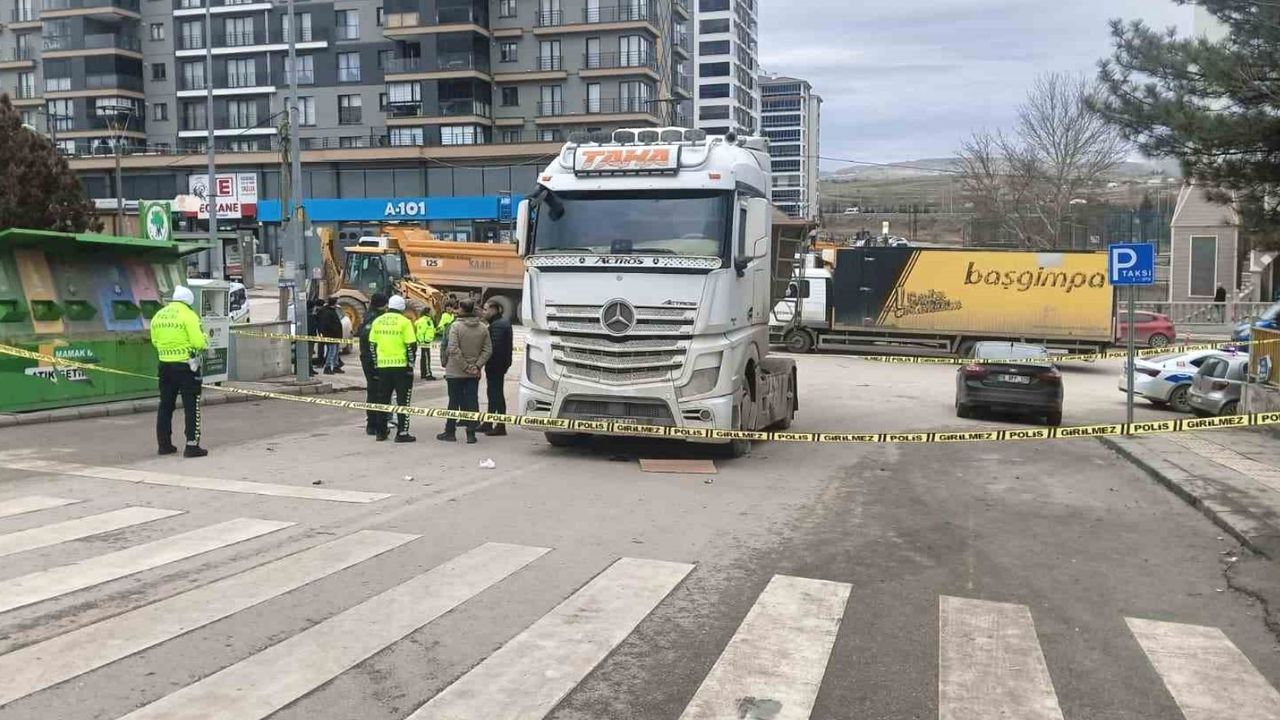 Mamak'ta hafriyat kamyonunun altında kalan yaşlı kadın ağır yaralandı görseli