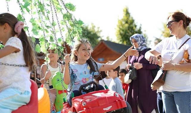 Küçükçekmece’de 90’lar konseptli Yaza Veda Festivali büyük ilgi gördü görseli