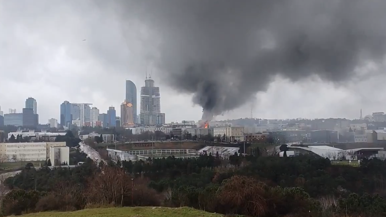 İTÜ Ayazağa kampüsünde otluk alanda yangın görseli
