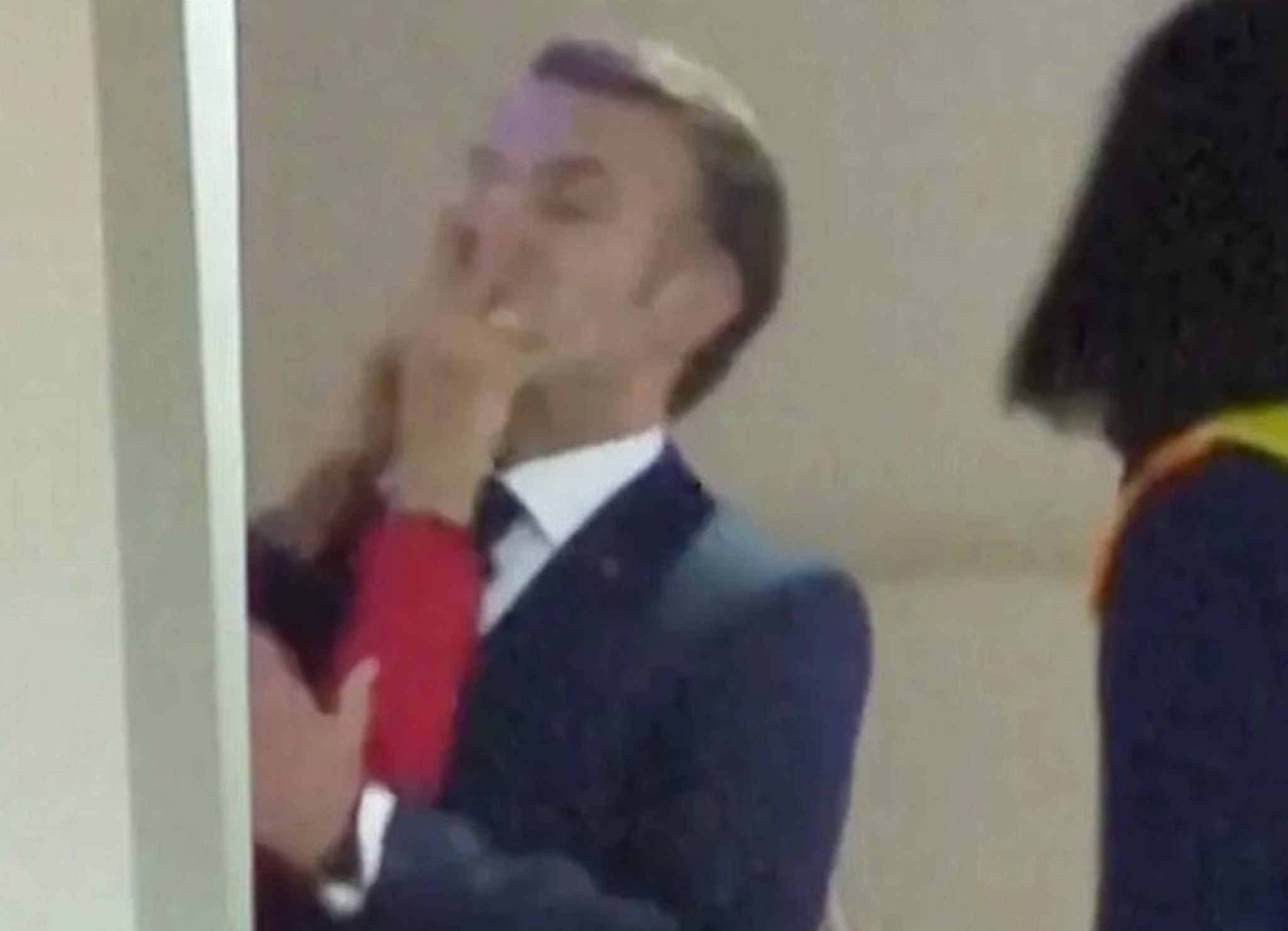 Macron Eşinden Neden Tokat Yedi? görseli