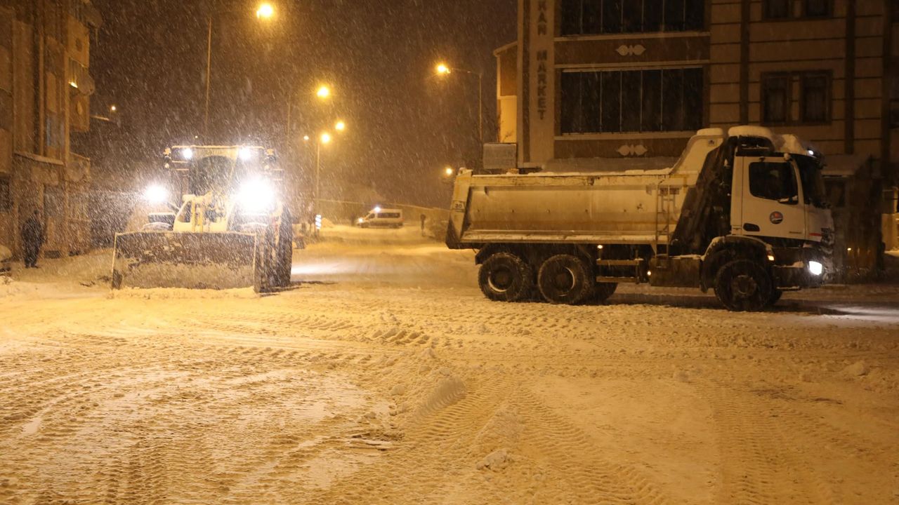 Kars Belediye Başkanı Senger, çalışmaları yerinde denetledi Kars’ta 7/24 kar seferberliği görseli