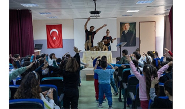 “Kendini Arayan Zürafa” Buca’da miniklerle buluştu görseli