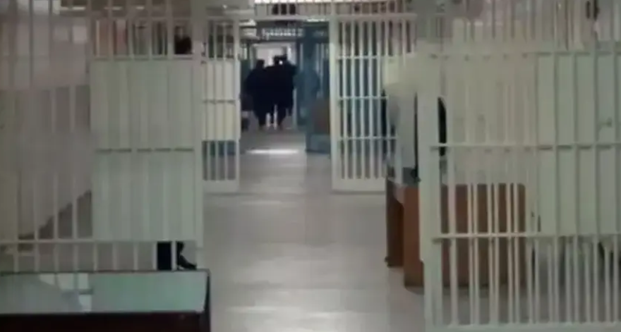 İzmir'de Gardiyanlara Menfur Saldırı: 2 Yaralı... görseli