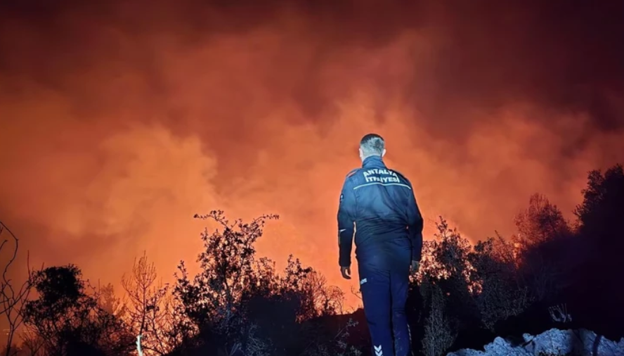 Serik’te Korkutan Yangın: Evlere Metreler Kala Durduruldu! görseli