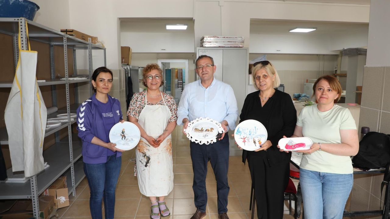 Kars Valisi Ziya Polat, Halk Eğitim Merkezi'ndeki kursiyerlerle buluştu görseli