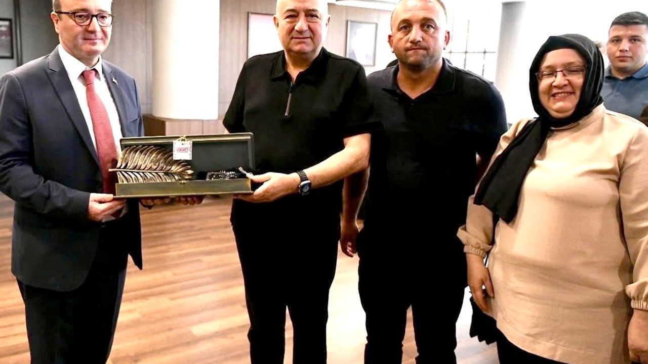 AK PARTİ ÇANAKKALE MİLLETVEKİLİ GİDER ; "KONU HİZMETSE BİZDE PARTİ AYRIMI OLMAZ" görseli