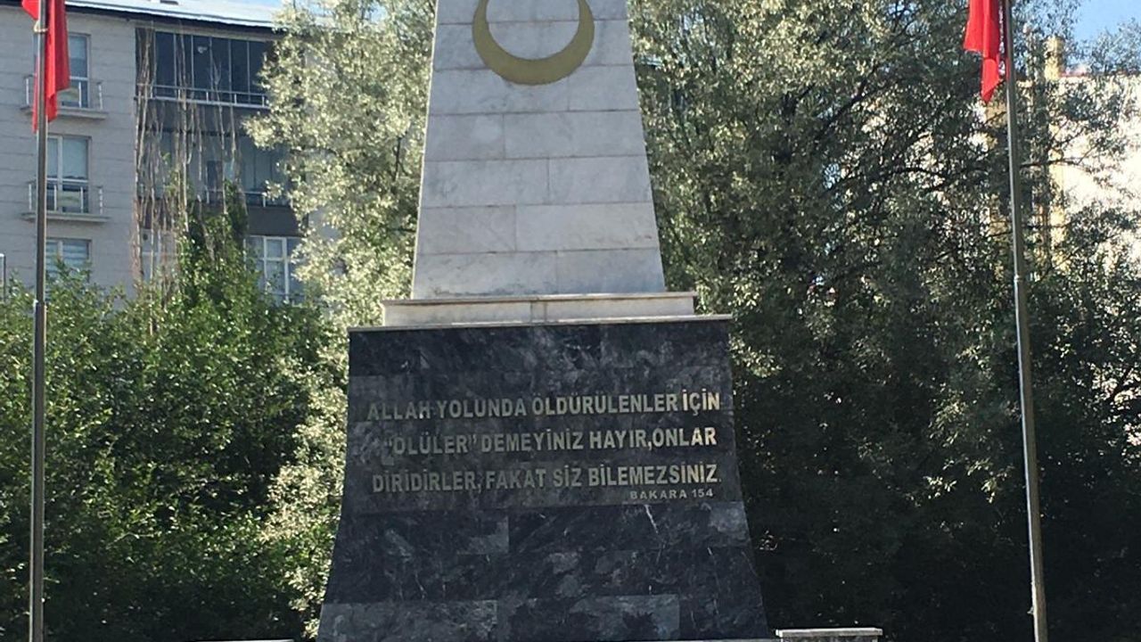 Kars Şehitliği’nde anlamlı çalışma: Şehit kabirlerine bakım ve peyzaj düzenlemesi tamamlandı görseli