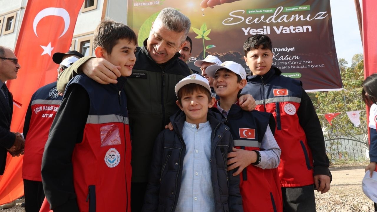 Vali Ergün, öğrencilerin isteğini kırmadı: TOGG ile evlerine gönderdi görseli