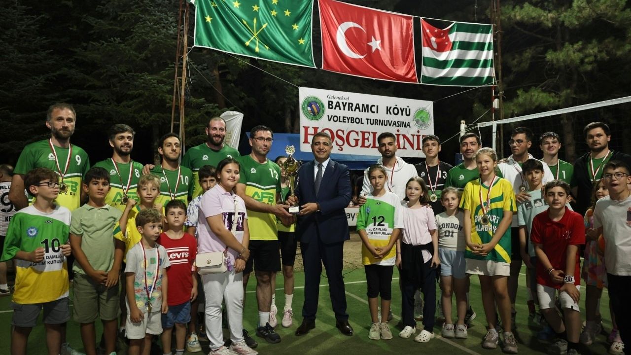 Bayramcı voleybol turnuvasında Tahirağa şampiyon oldu görseli