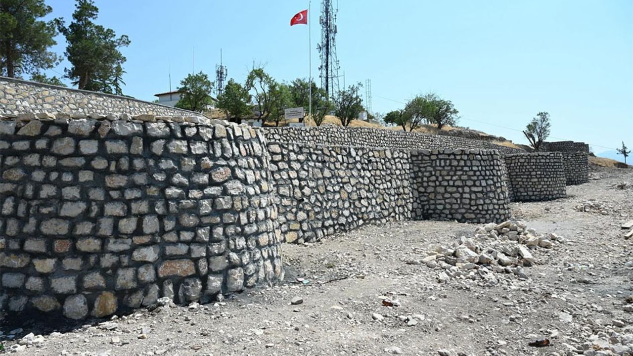 Çünür Tepesi’nde duvar yapım çalışmaları devam ediyor görseli