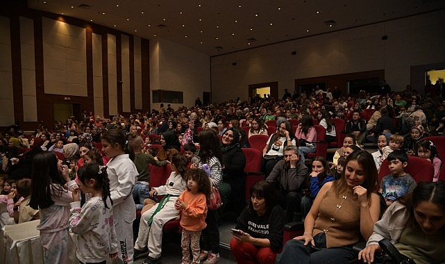 “Sevimli Kahramanlar Yarışıyor” Tiyatrosu Miniklerle Buluştu görseli