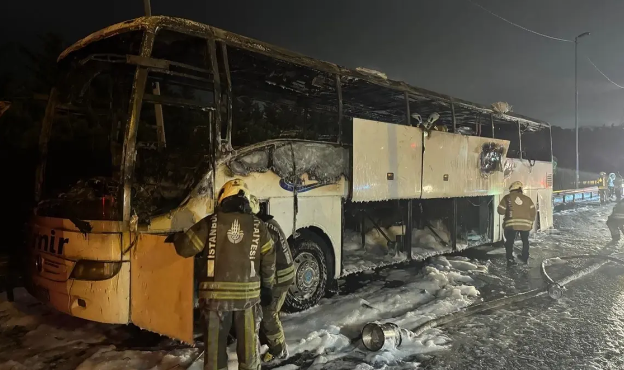 Esenler TEM’de Otobüs Yangını: Araç Küle Döndü! görseli