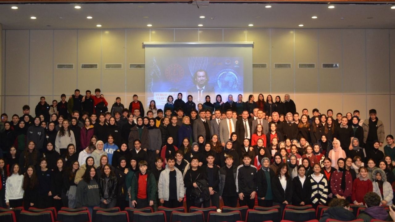 Türkiye’nin ilk serebral palsili uzay mühendisi Turgay Karakaş Rize’de öğrencilerle buluştu görseli