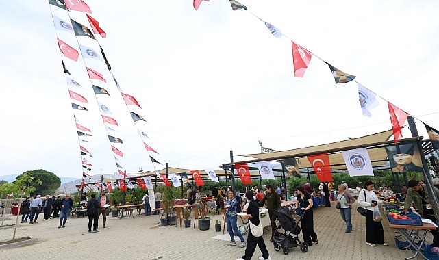 Efes Tarlası Yaşam Köyü’nde Üretici Pazarı açıldı görseli