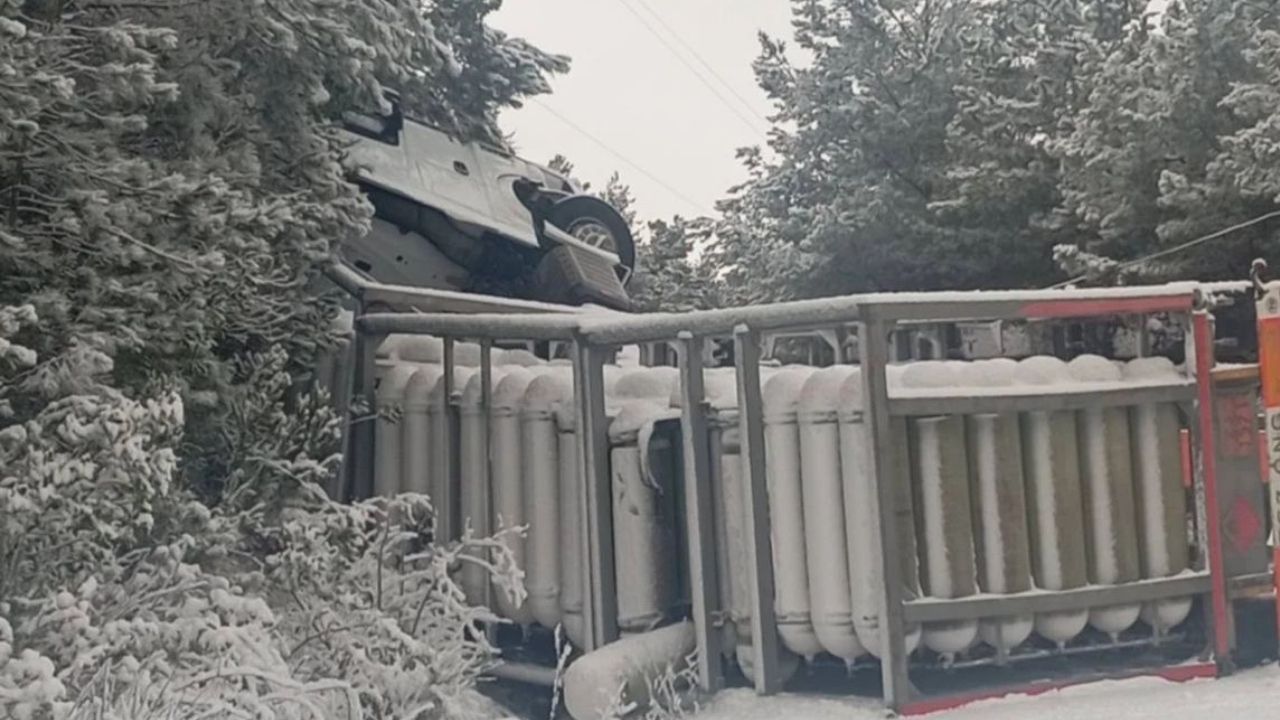 Kastamonu Bozkurt’ta doğal gaz tüpleri taşıyan tır devrildi görseli