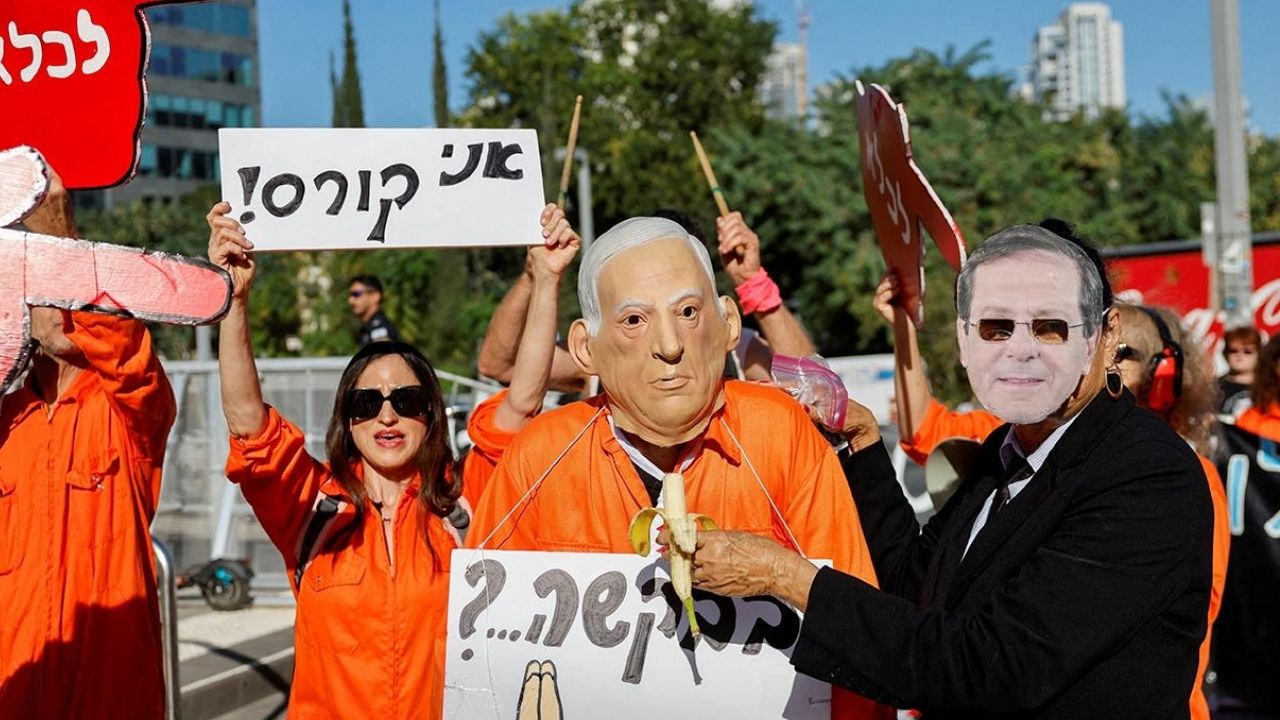 İsrail'de Netanyahu’ya af tepkisi büyüyor: Cumhurbaşkanlığı önünde protesto görseli
